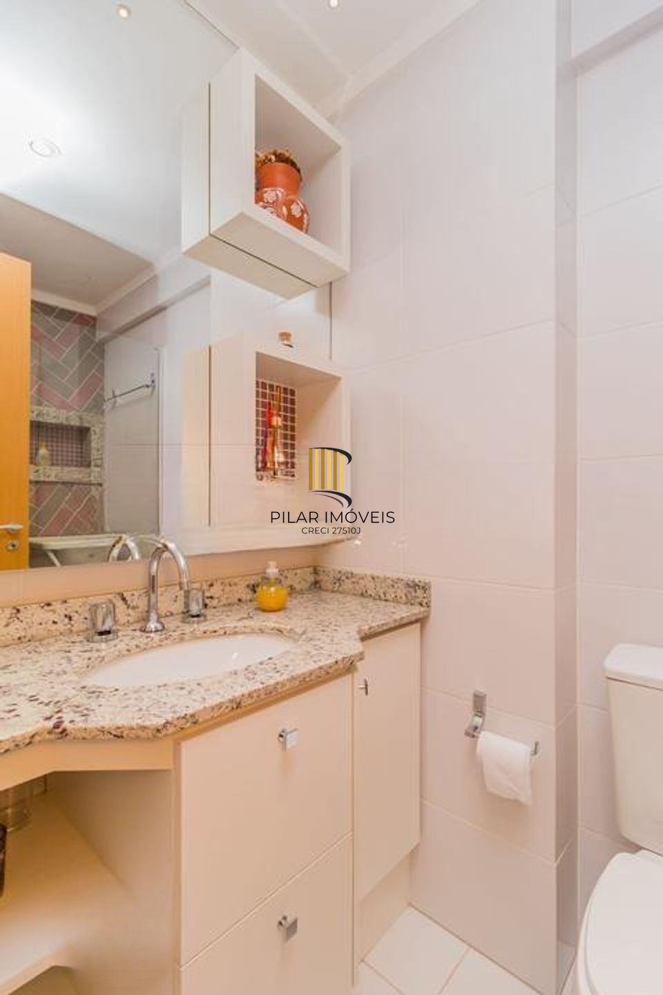 Apartamento semi mobiliado, 2 dormitórios, 1 suíte e 1 vaga de garagem coberta no bairro Menino Deus em Porto Alegre.