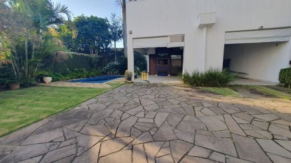 Casa em Porto Alegre, no bairro Espírito Santo, com 3 dormitório(s), e 3 banheiros, à venda.