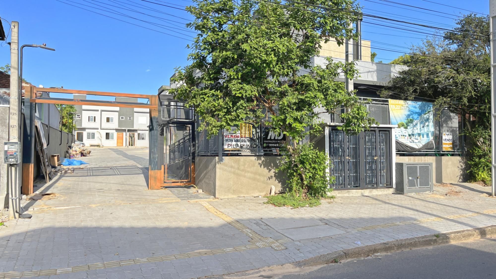 Casa Condominio em Porto Alegre, no bairro Vila Nova, com 2 dormitório(s), e 2 banheiros, à venda.