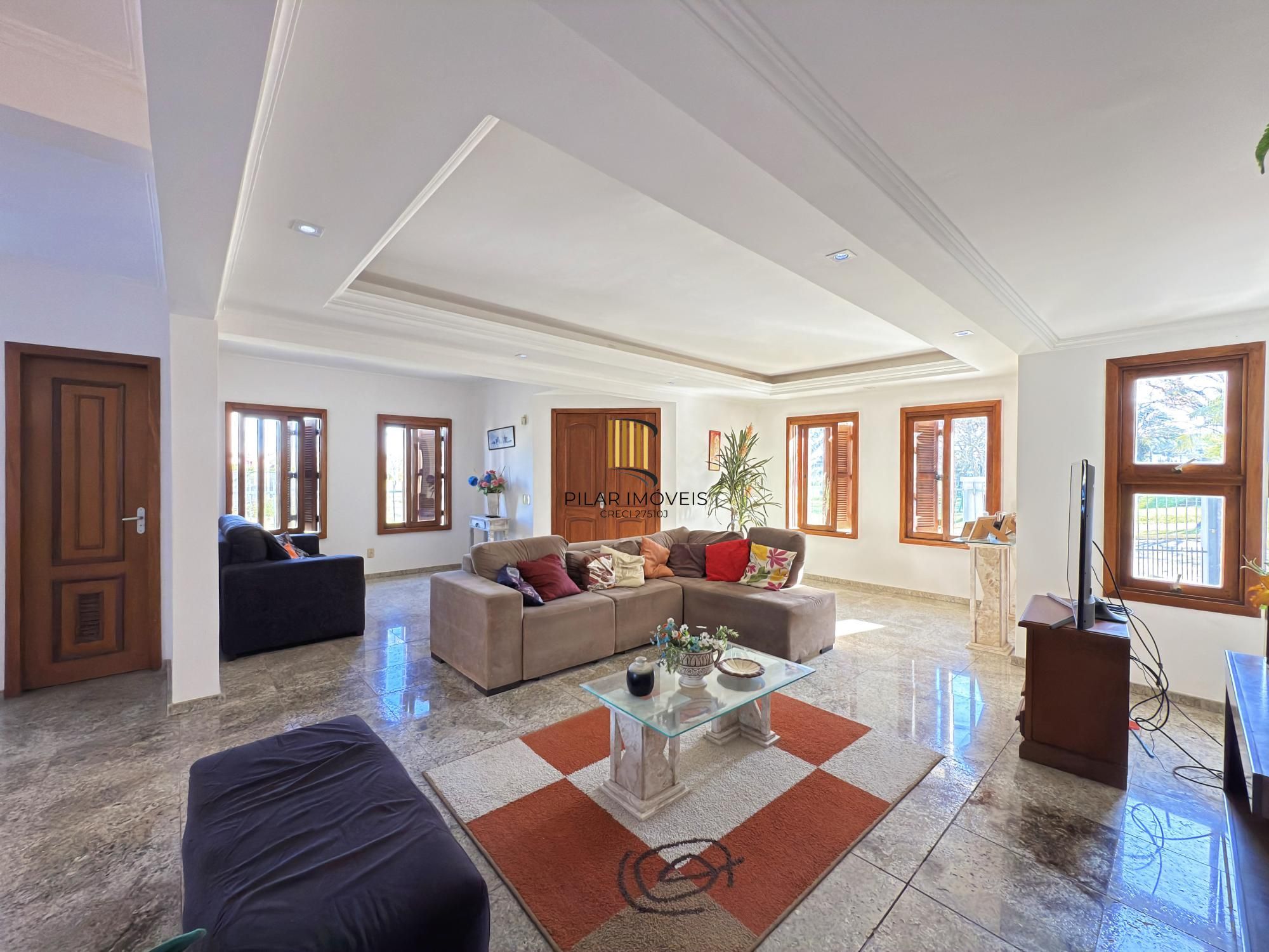 Sobrado a venda no Bairro Hipica de Porto alegre com 04 dormitórios sendo 01 suite