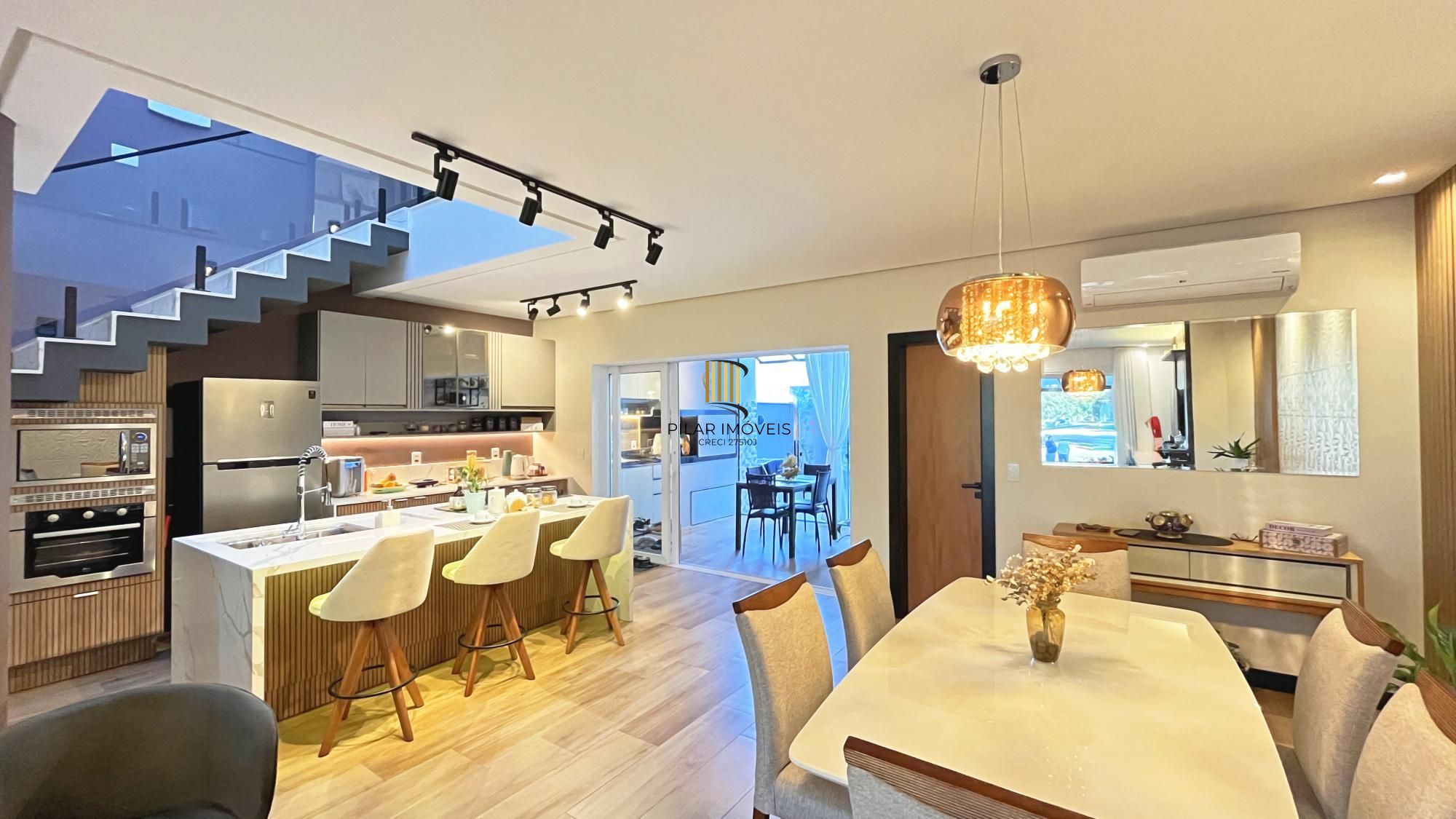 Casa à venda com 174m², 3 dormitórios, 3 suítes, 2 vagas, no bairro Hípica em Porto Alegre