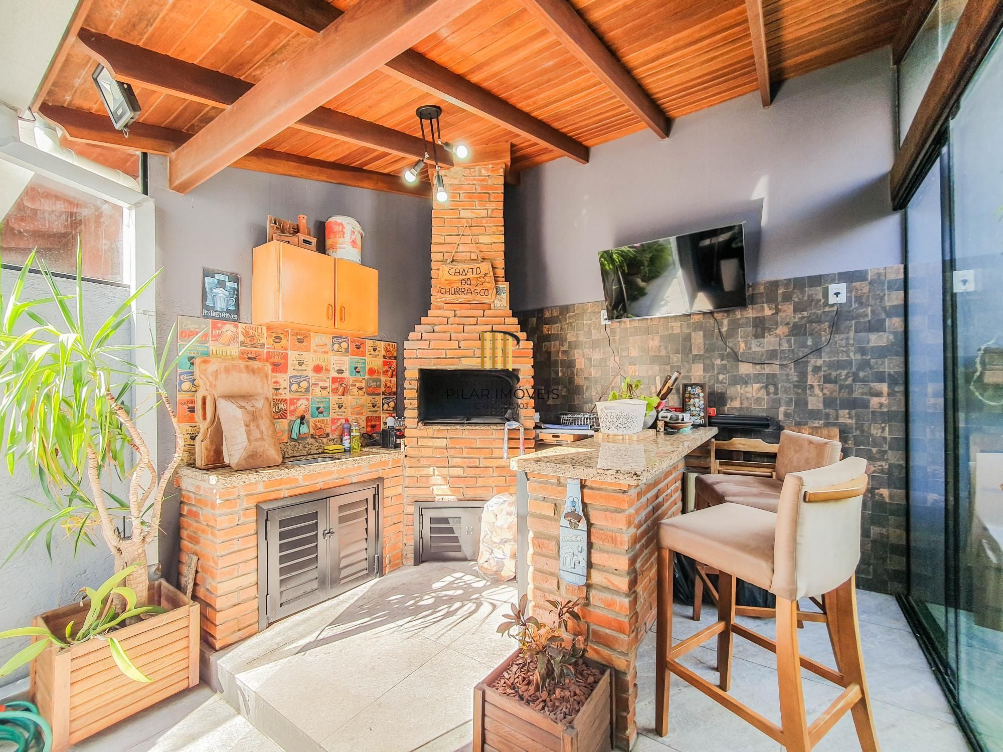 Casa térrea 3 dormitórios totalmente reformada área de churrasco coberta e entrada lateral !