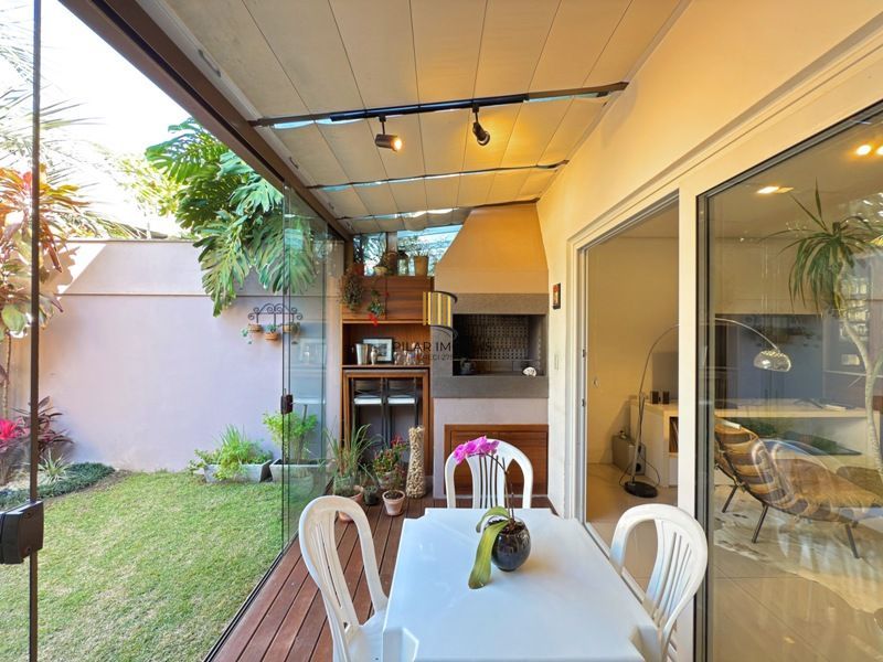 Linda Residência com 3 dormitórios e 1 suíte no Bairro Tristeza para venda.