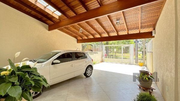 Casa em Porto Alegre, no bairro Serraria, com 3 dormitório(s), e 3 banheiros, à venda.