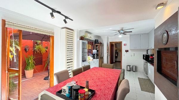 Casa Condominio em Porto Alegre, no bairro Cristal, com 4 dormitório(s), e 4 banheiros, à venda.