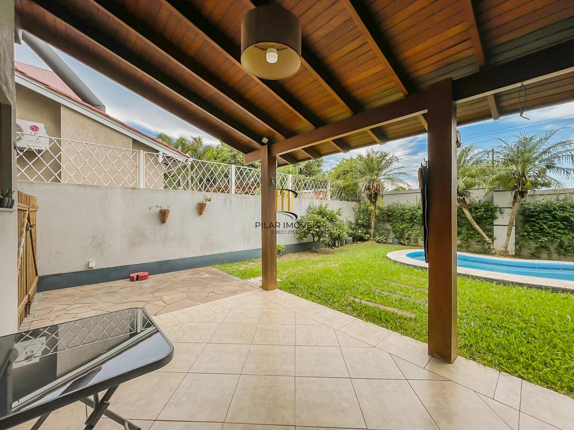 Casa 3 suítes com piscina em condomínio alto padrão na zona sul de Porto Alegre !