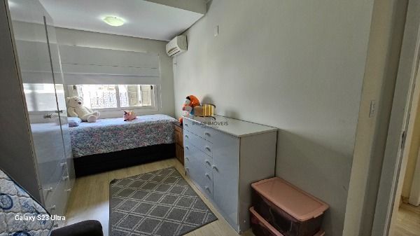 Casa em Porto Alegre, no bairro Hípica, com 3 dormitório(s), e 3 banheiros, à venda.