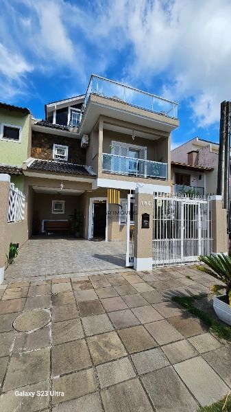 Casa em Porto Alegre, no bairro Hípica, com 3 dormitório(s), e 3 banheiros, à venda.