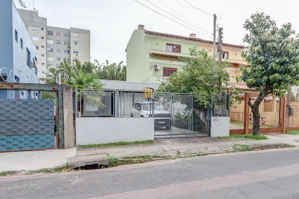 Casa em Porto Alegre, no bairro Tristeza, com 2 dormitório(s), e 2 banheiros, à venda.