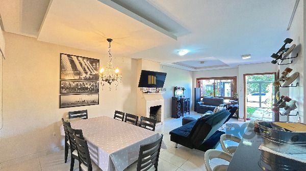 Casa em Porto Alegre, no bairro Hípica, com 3 dormitório(s), e 3 banheiros, à venda.
