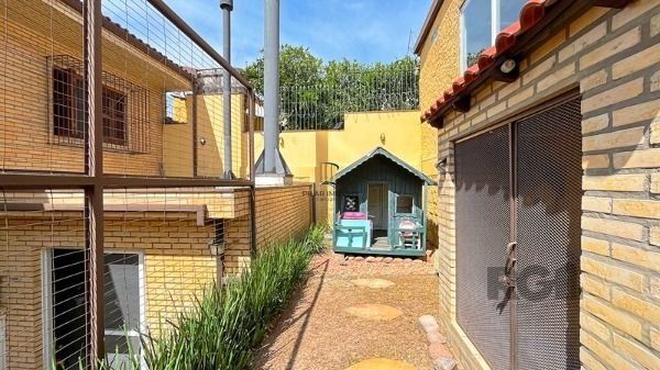 Casa em Porto Alegre, no bairro Ipanema, com 4 dormitório(s), e 4 banheiros, à venda.