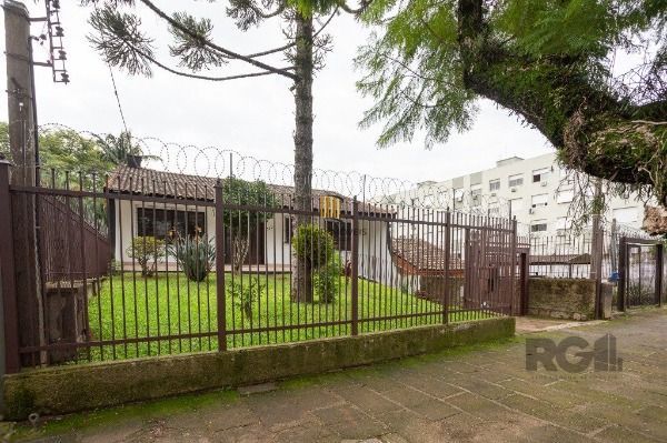 Casa em Porto Alegre, no bairro Medianeira, com 5 dormitório(s), e 5 banheiros, à venda.