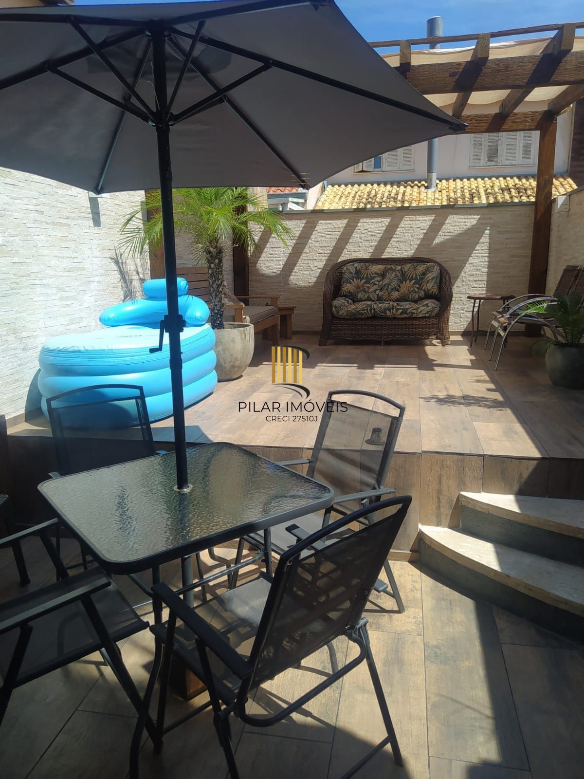 Casa na Zona sul de Porto Alegre com 02 dormitórios e pátio.