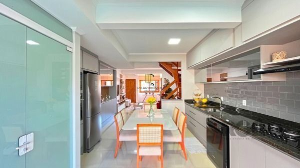 Casa em Porto Alegre, no bairro Guarujá, com 3 dormitório(s), e 3 banheiros, à venda.