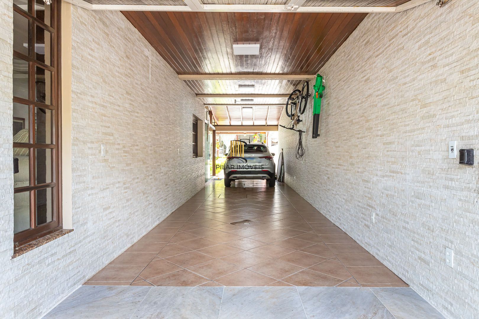 Casa de 272m², 4 dormitórios, 2 suítes e 4 vagas de garagem, no bairro Ipanema, próxima à orla do Guaíba.