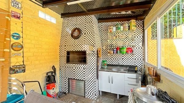 Casa em Porto Alegre, no bairro Ipanema, com 4 dormitório(s), e 4 banheiros, à venda.
