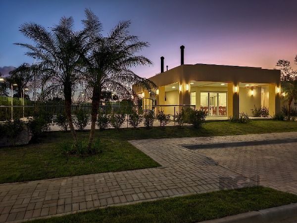 Casa Condominio em Porto Alegre, no bairro Hípica, com 3 dormitório(s), e 3 banheiros, à venda.