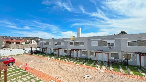 Casa em Porto Alegre, no bairro Vila Nova, com 2 dormitório(s), e 2 banheiros, à venda.