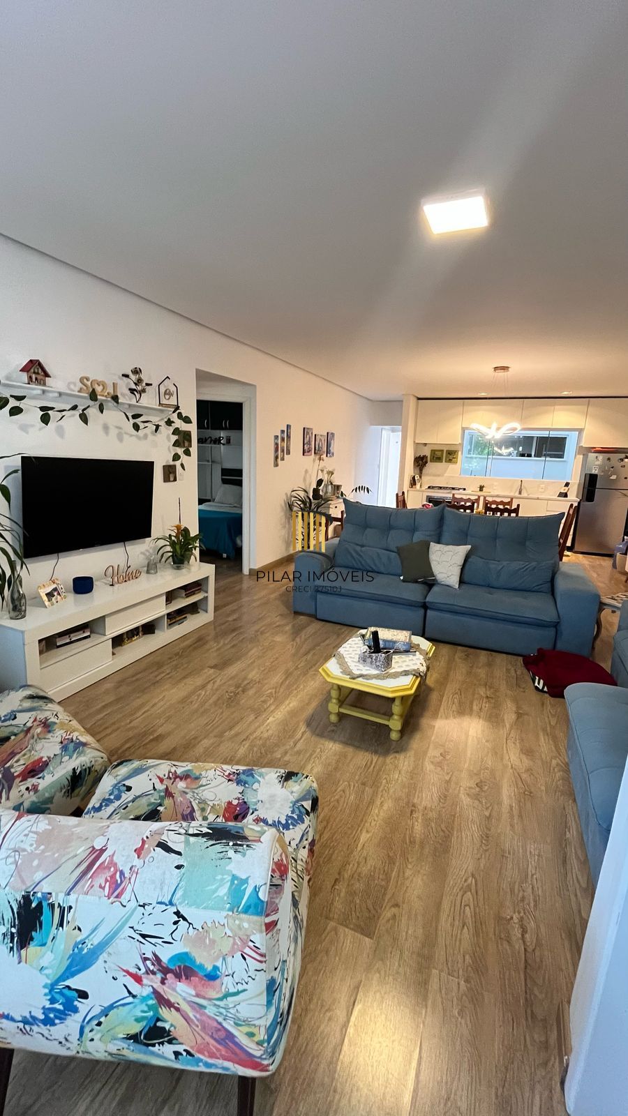 Vendo prédio comercial com 01 loja e 02 apartamentos. Excelente para investimento.