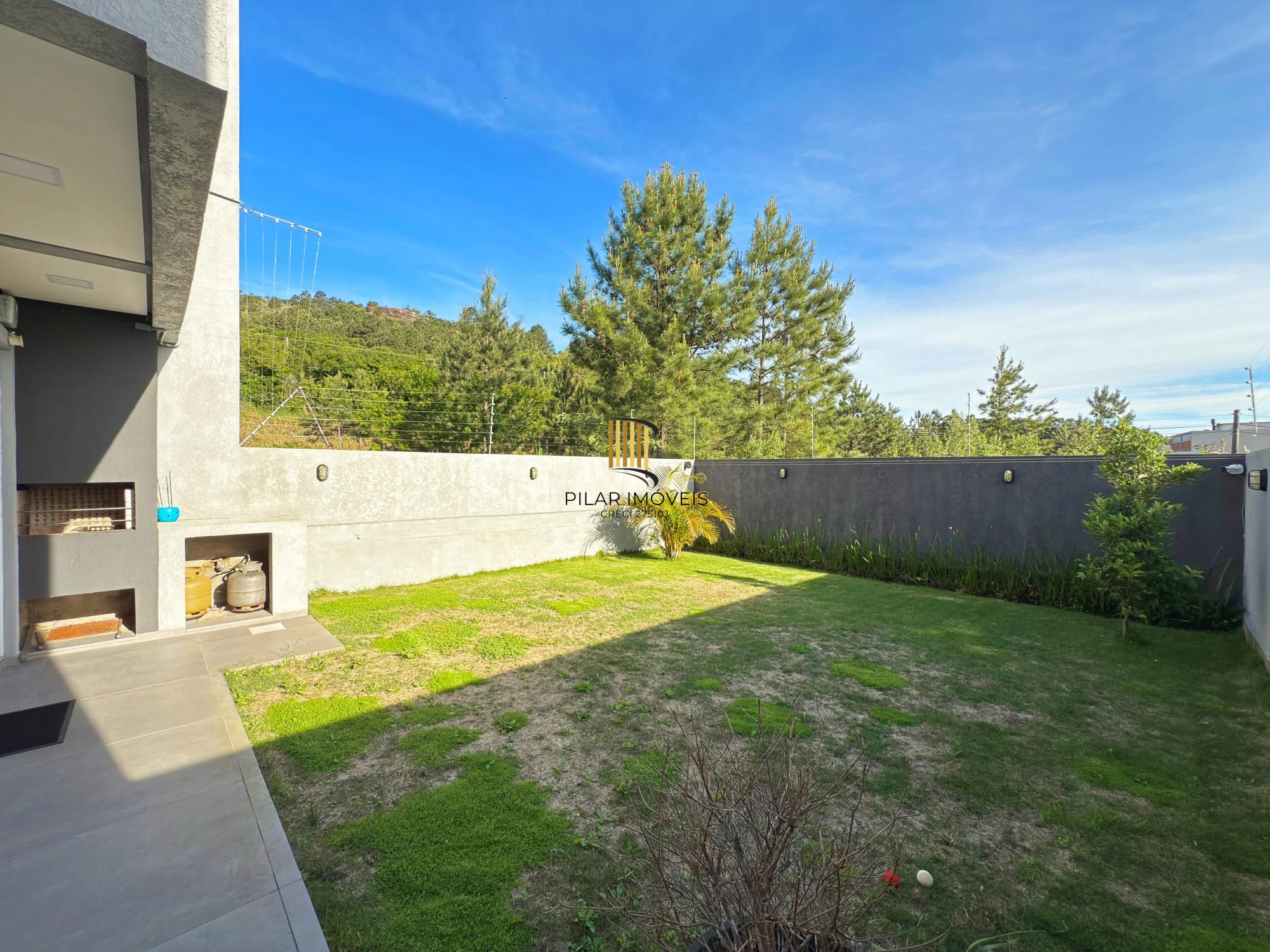 Casa moderna com 3 dormitórios com pátio grande e vista para o Rio Guaíba!