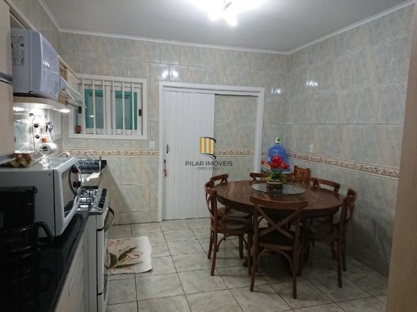 Casa em Porto Alegre, no bairro Espirito Santo, com 4 dormitório(s), e 4 banheiros, à venda.