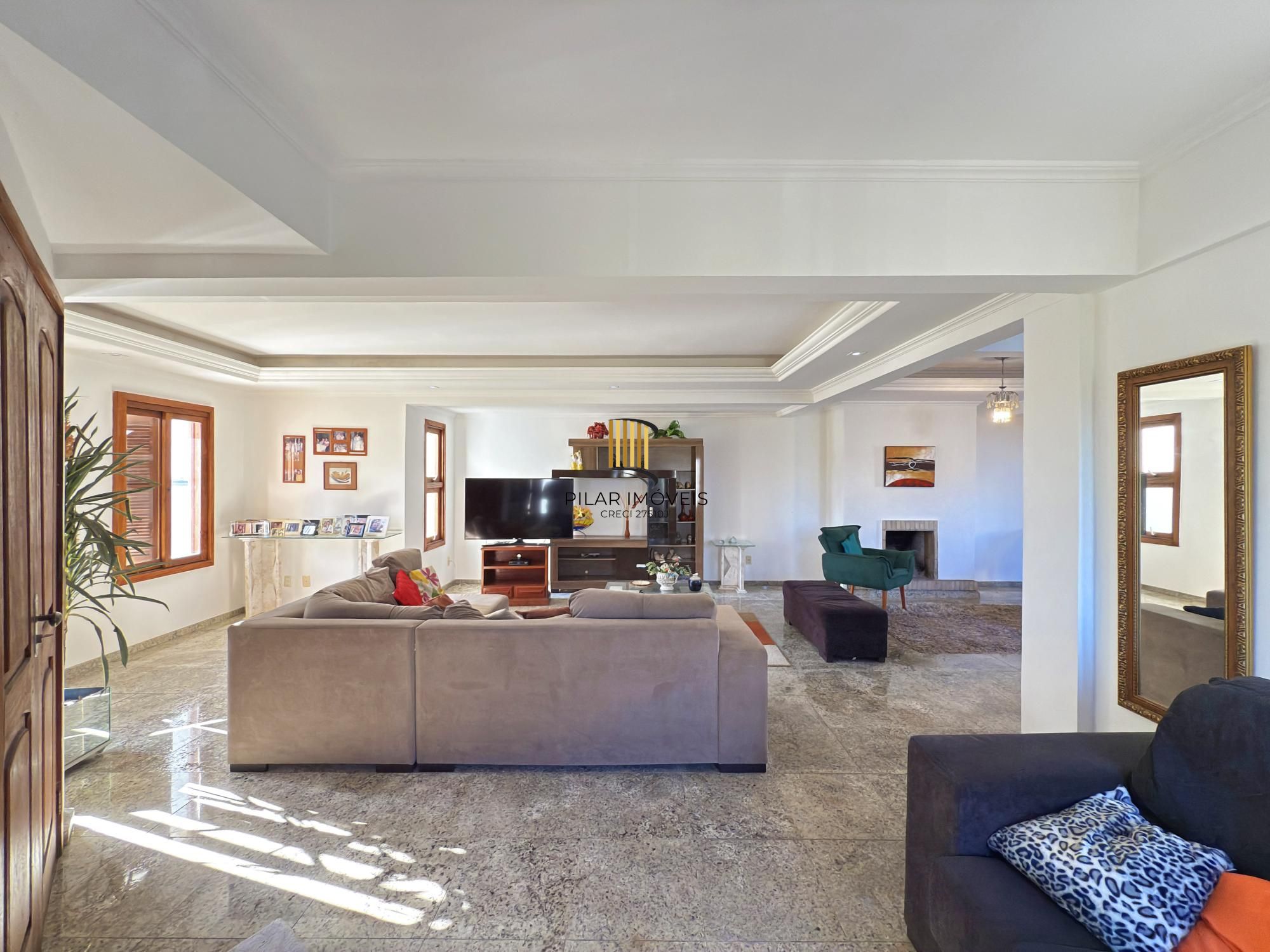 Sobrado a venda no Bairro Hipica de Porto alegre com 04 dormitórios sendo 01 suite