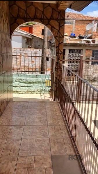Casa em Porto Alegre, no bairro Vila Nova, com 3 dormitório(s), e 3 banheiros, à venda.