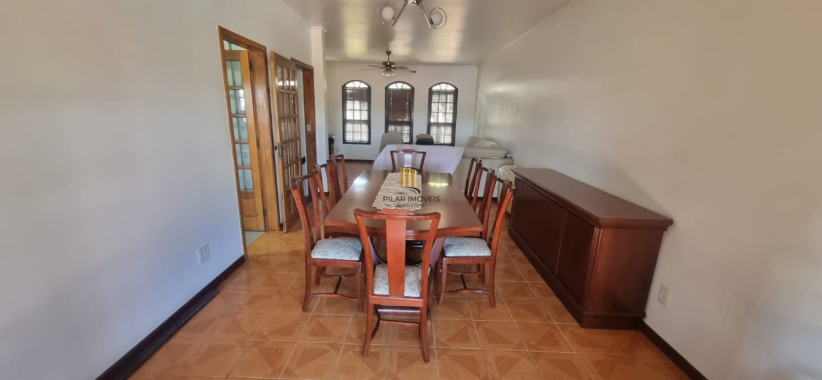 Ótima casa com 3 dormitórios sendo 1suíte e garagem para 4 carros.