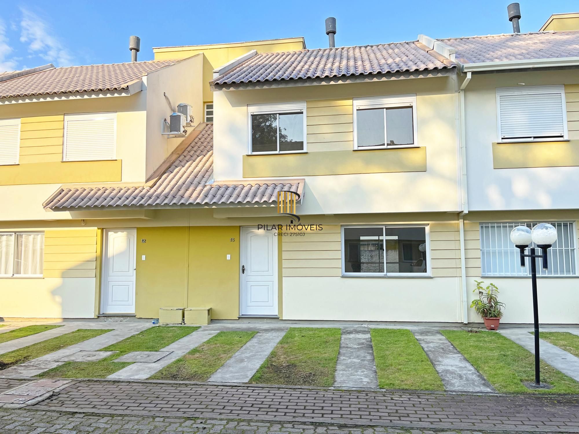 Residência 3 dormitórios sendo 1 suíte em condomínio fechado