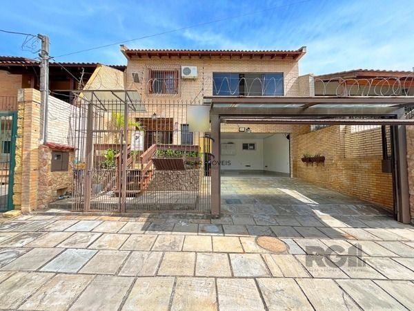Casa em Porto Alegre, no bairro Ipanema, com 4 dormitório(s), e 4 banheiros, à venda.