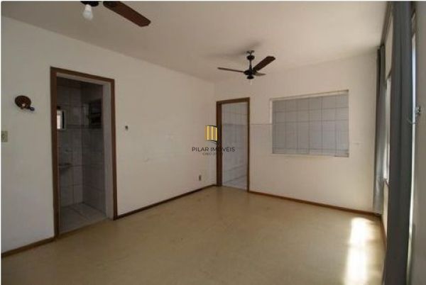 Apartamento JK em Porto Alegre, no bairro Medianeira, com 1 dormitório(s), e 1 banheiros, à venda.