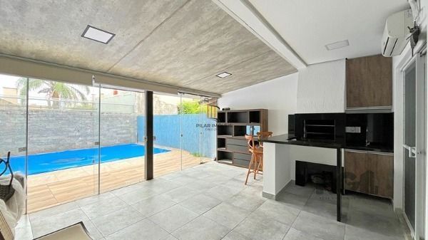 Casa em Porto Alegre, no bairro Hípica, com 3 dormitório(s), e 3 banheiros, à venda.