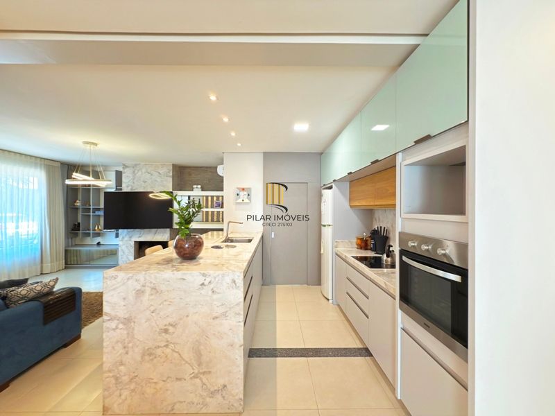 Casa térrea em condomínio fechado com 3 suítes.