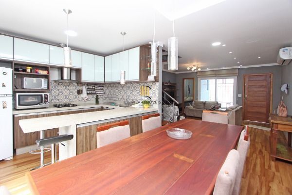 Ótima Casa com 3 dormitórios, semi mobiliada, pátio e vaga para carro.