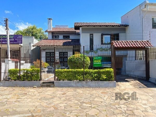 Casa 4 dormitórios no bairro Camaquã