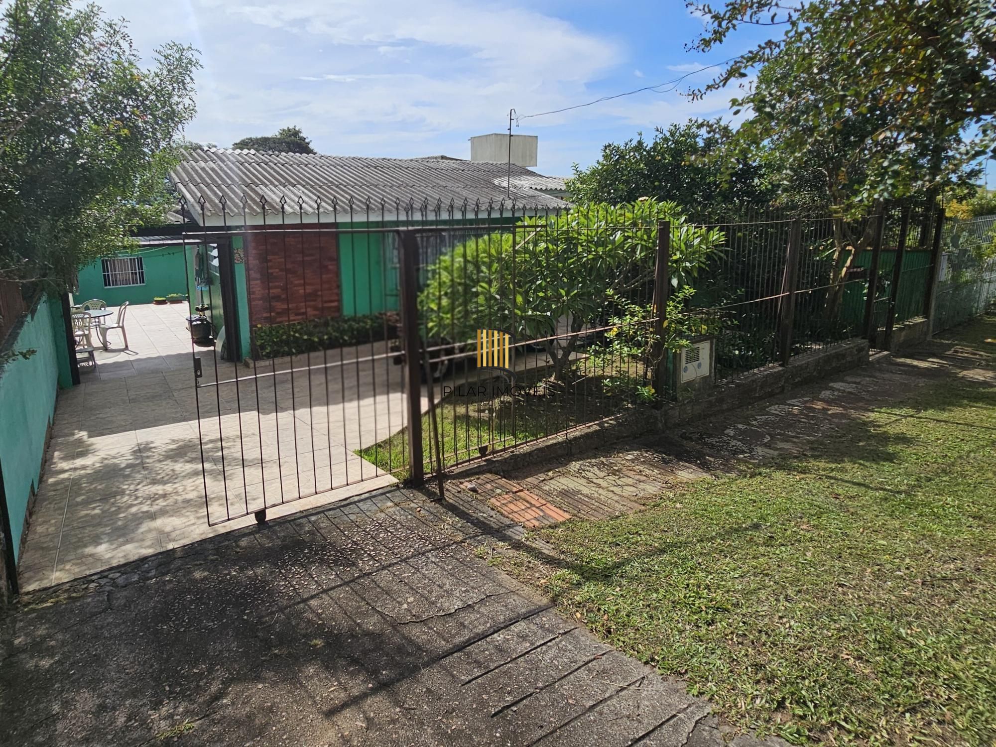 Casa 3 dormitórios e edícula com churrasqueira no bairro Medianeira !