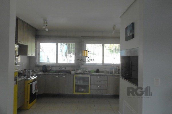 Casa em Porto Alegre, no bairro Espirito Santo, com 3 dormitório(s), e 3 banheiros, à venda.
