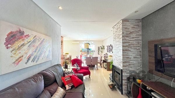 Casa Condominio em Porto Alegre, no bairro Vila Nova, com 3 dormitório(s), e 3 banheiros, à venda.
