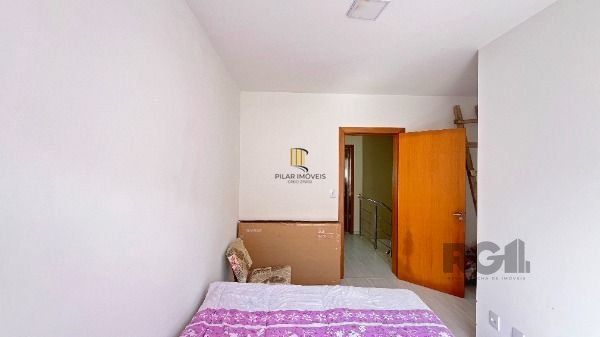 Casa em Porto Alegre, no bairro Guarujá, com 2 dormitório(s), e 2 banheiros, à venda.