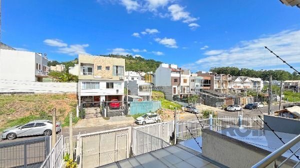 Casa em Porto Alegre, no bairro Guarujá, com 2 dormitório(s), e 2 banheiros, à venda.