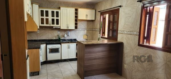 Sobrado em Porto Alegre, no bairro Vila Nova, com 3 dormitório(s), e 3 banheiros, à venda.