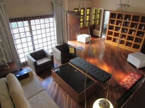 Casa em Porto Alegre, no bairro Nonoai, com 4 dormitório(s), e 4 banheiros, à venda.