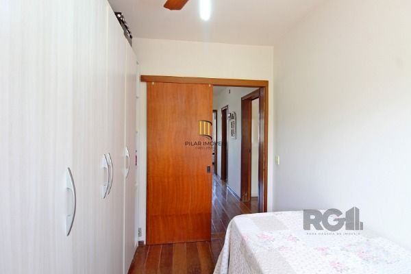 Casa em Porto Alegre, no bairro Serraria, com 3 dormitório(s), e 3 banheiros, à venda.