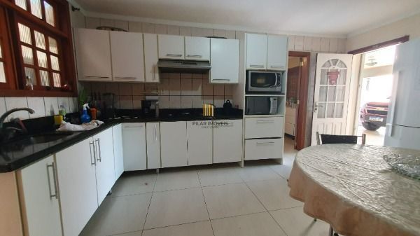 Casa em Porto Alegre, no bairro Espírito Santo, com 4 dormitório(s), e 4 banheiros, à venda.