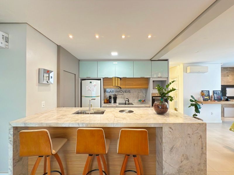 Casa térrea em condomínio fechado com 3 suítes.