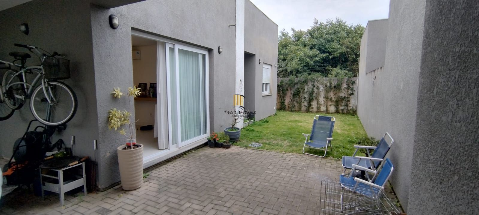 Casa térrea em condomínio fechado com 3 suítes, mobiliada, pátio , 168 m² privativos