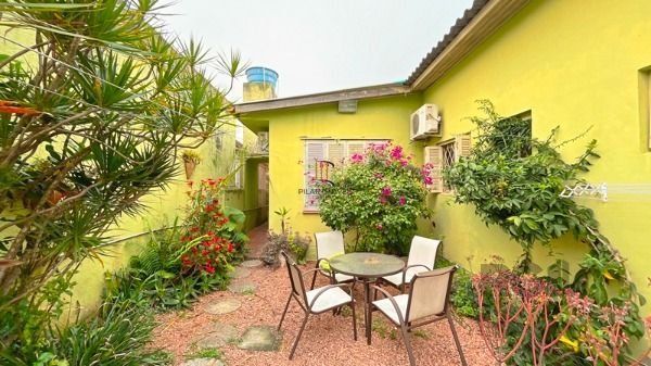 Casa em Porto Alegre, no bairro Ipanema, com 4 dormitório(s), e 4 banheiros, à venda.