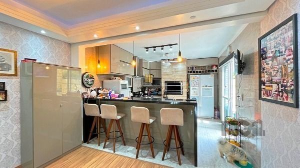 Casa em Porto Alegre, no bairro Ipanema, com 4 dormitório(s), e 4 banheiros, à venda.