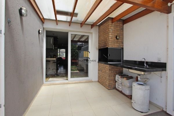 Ótima Casa com 3 dormitórios, semi mobiliada, pátio e vaga para carro.