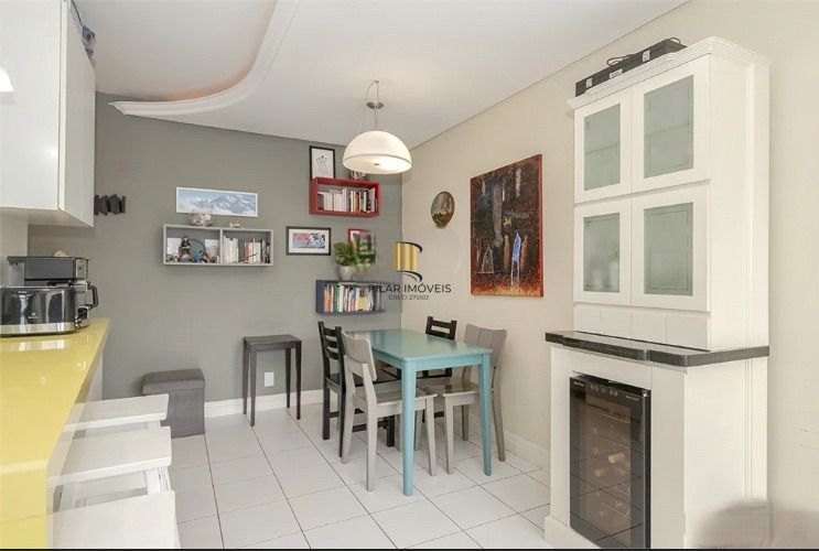 Apartamento com 2 dormitórios, 2 vagas, 65m2 coração do Menino Deus.